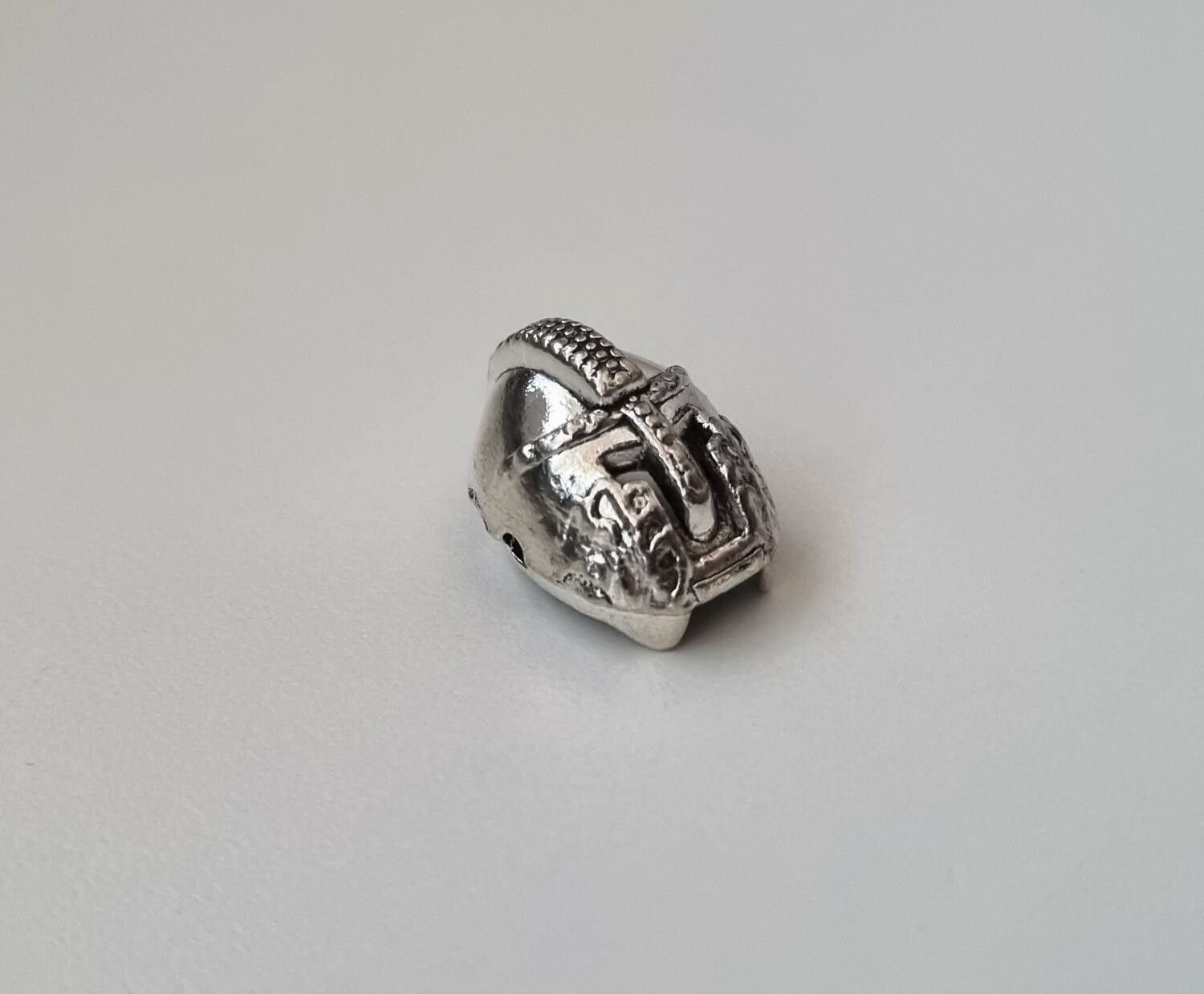 1 st silverfärgad hjälm, miniatyrhjälm för dockhus / tittskåp mm