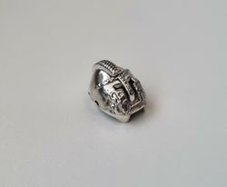 1 st silverfärgad hjälm, miniatyrhjälm för dockhus / tittskåp mm