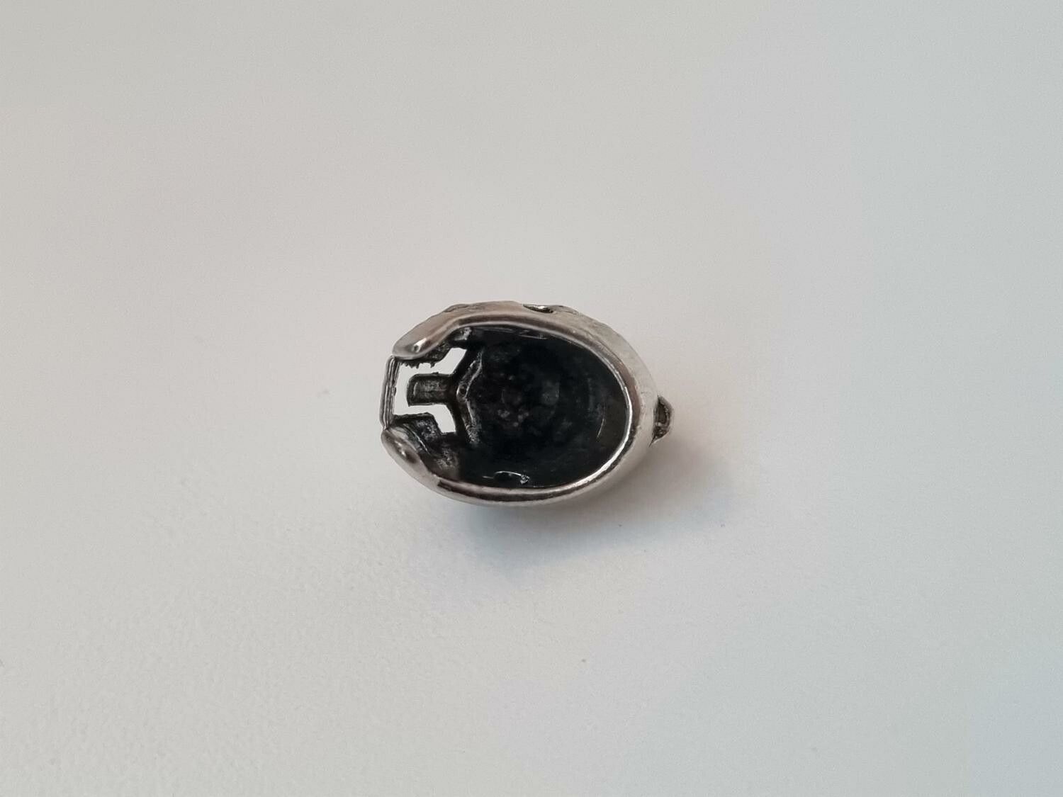 1 st silverfärgad hjälm, miniatyrhjälm för dockhus / tittskåp mm