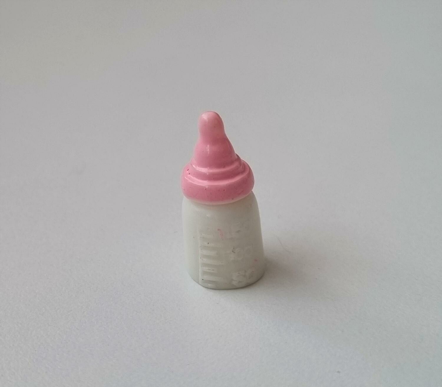 1 st rosa liten nappflaska. Miniatyr till dockskåp, tittskåp