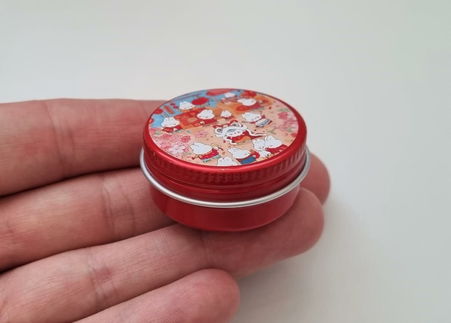 Röd miniatyrburk, miniburk i plåt. För dockskåp / tittskåp