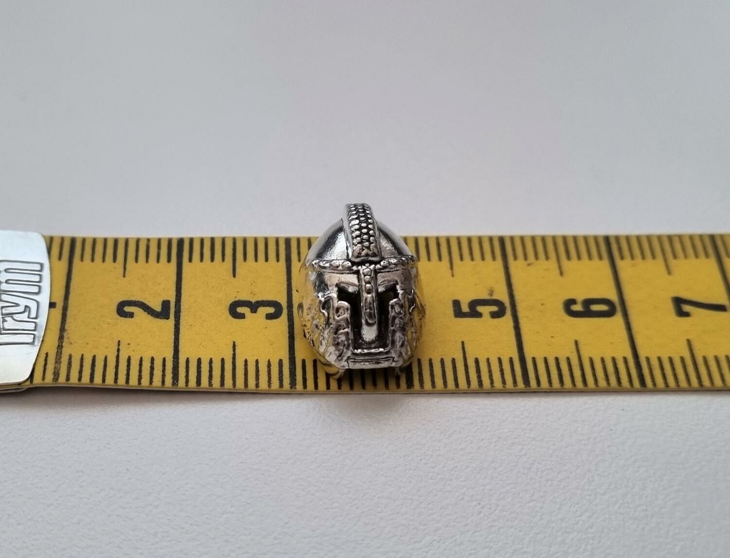 1 st silverfärgad hjälm, miniatyrhjälm för dockhus / tittskåp mm