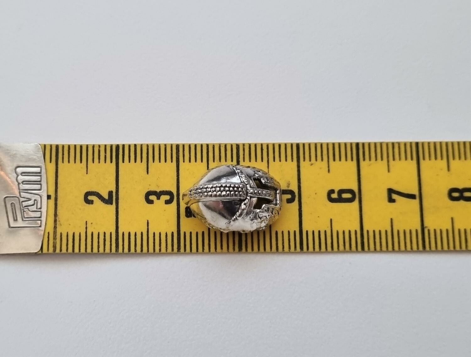 1 st silverfärgad hjälm, miniatyrhjälm för dockhus / tittskåp mm