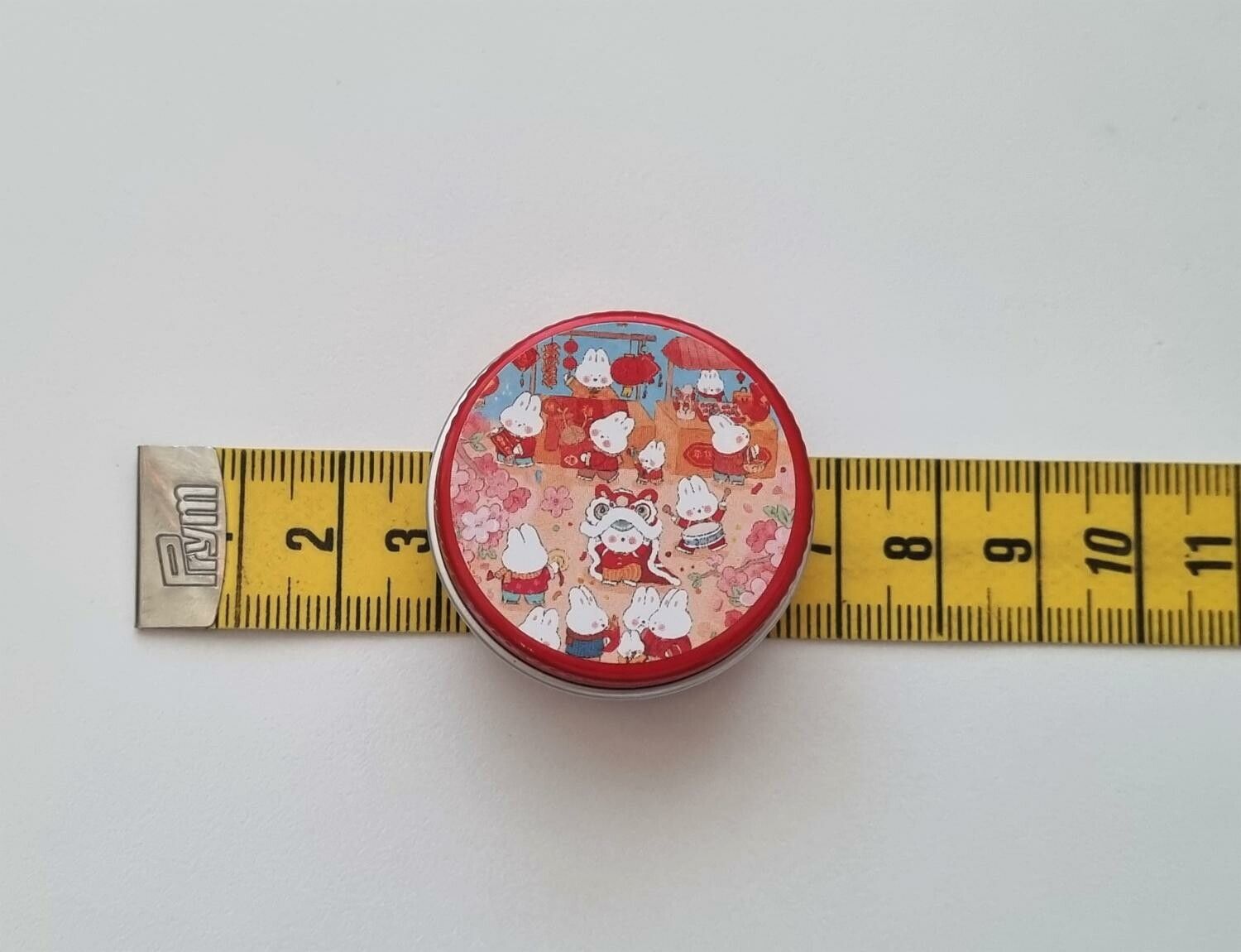 Röd miniatyrburk, miniburk i plåt. För dockskåp / tittskåp