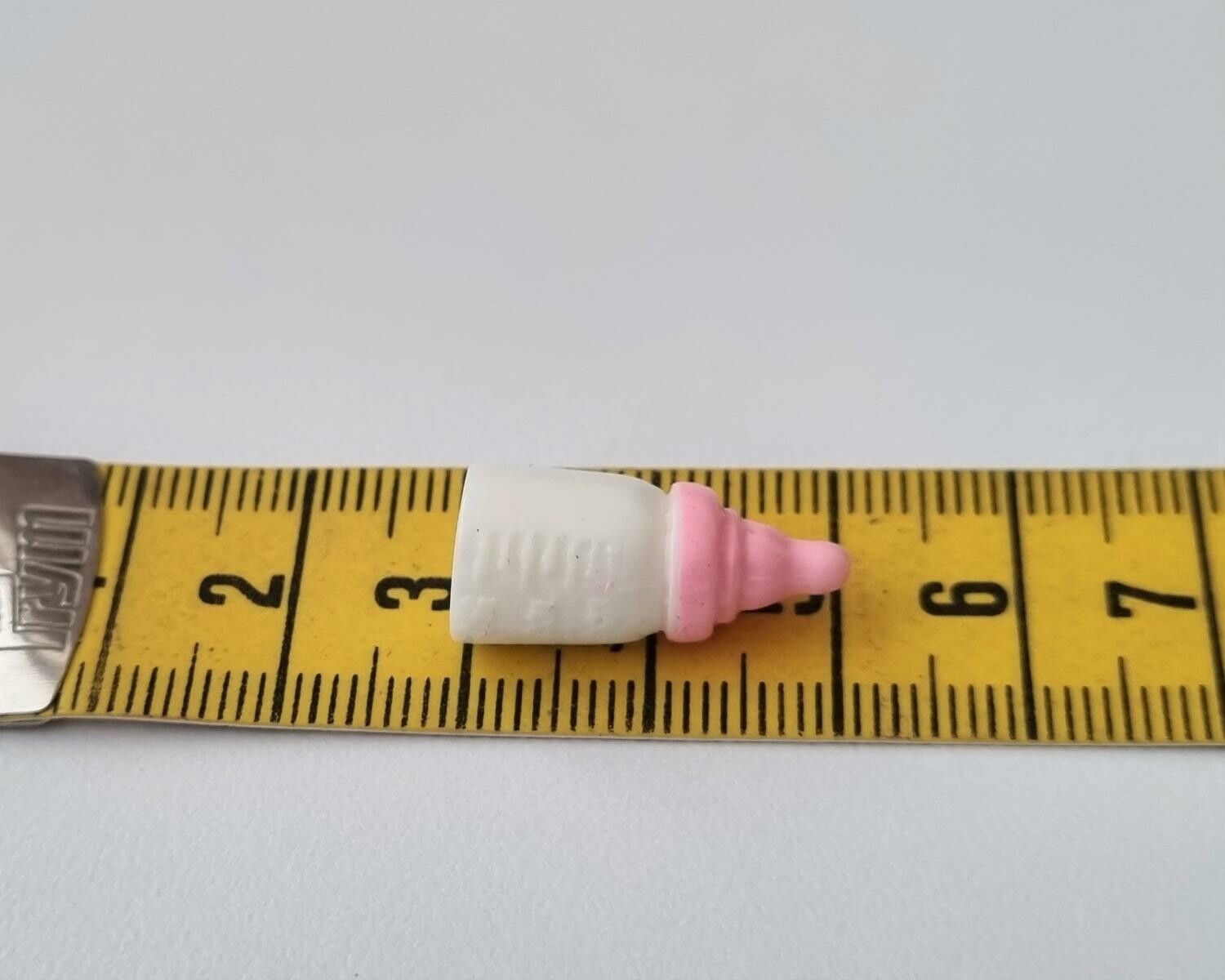 1 st rosa liten nappflaska. Miniatyr till dockskåp, tittskåp