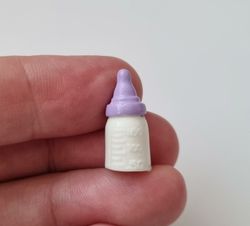 1 st lila liten nappflaska. Miniatyr till dockskåp, tittskåp