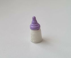 1 st lila liten nappflaska. Miniatyr till dockskåp, tittskåp