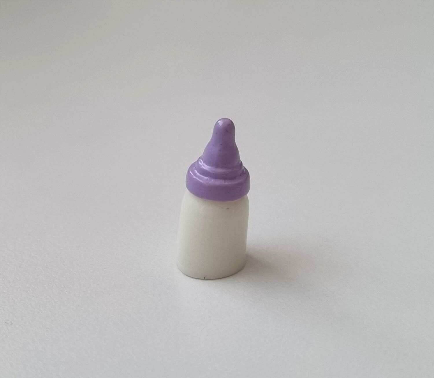 1 st lila liten nappflaska. Miniatyr till dockskåp, tittskåp