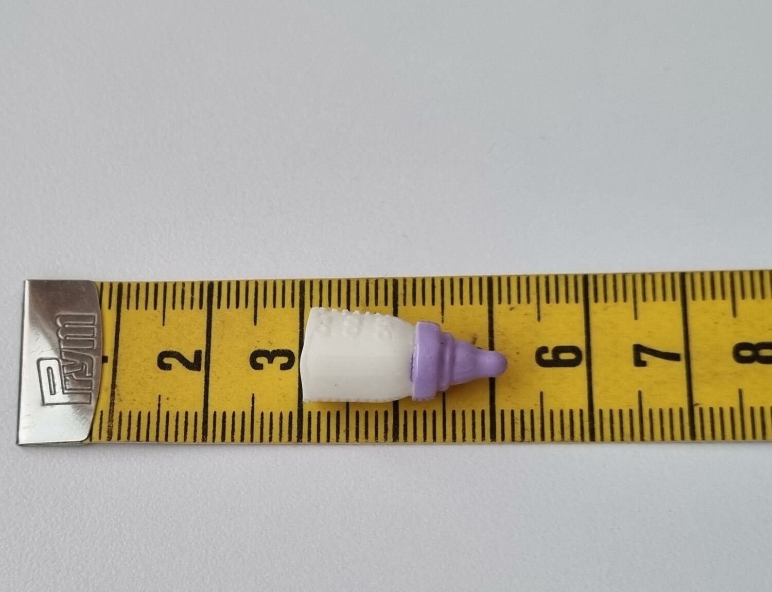 1 st lila liten nappflaska. Miniatyr till dockskåp, tittskåp
