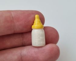 1 st gul liten nappflaska. Miniatyr till dockskåp, tittskåp