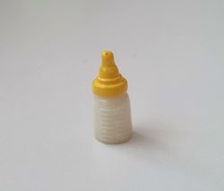 1 st gul liten nappflaska. Miniatyr till dockskåp, tittskåp