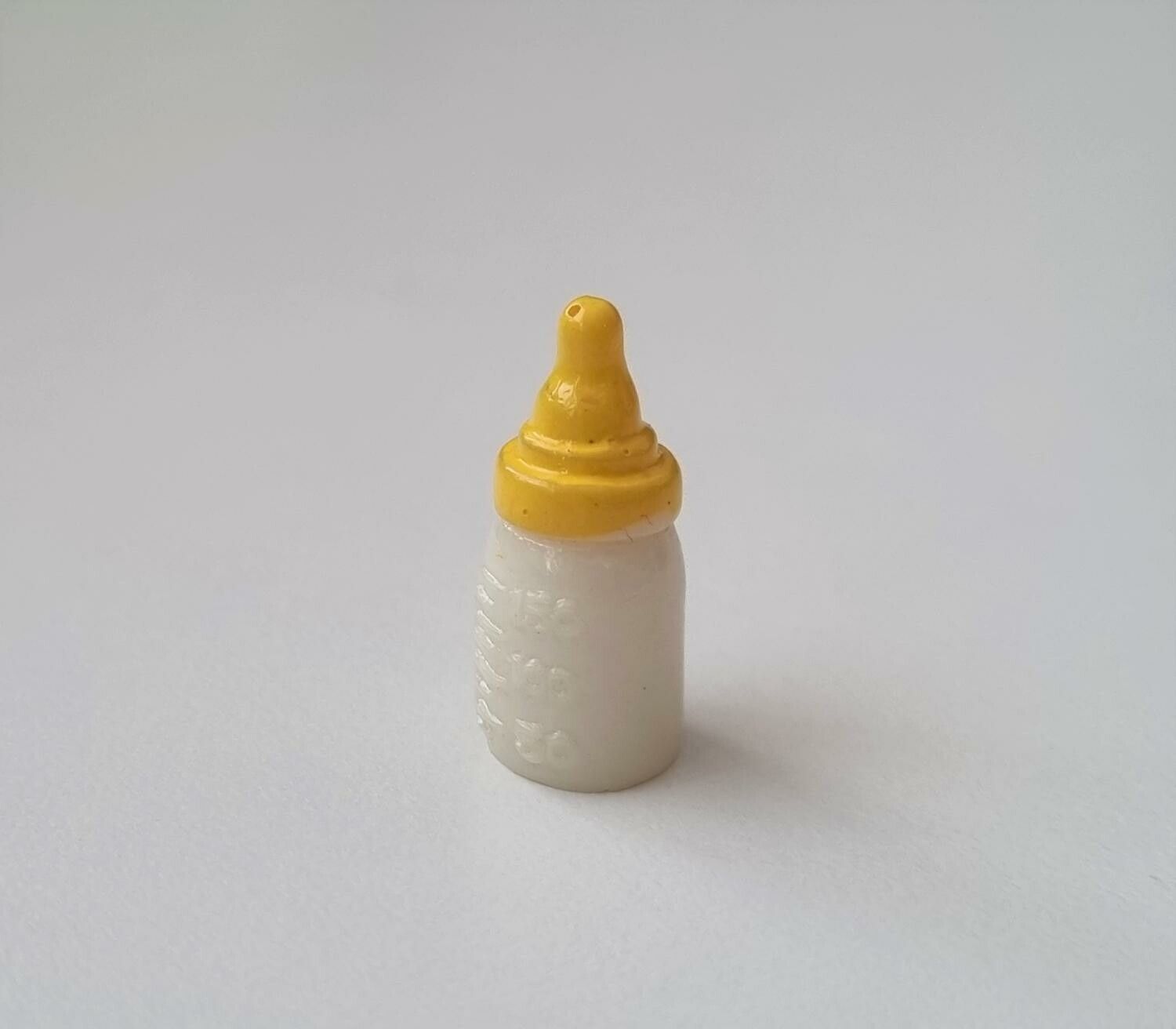1 st gul liten nappflaska. Miniatyr till dockskåp, tittskåp