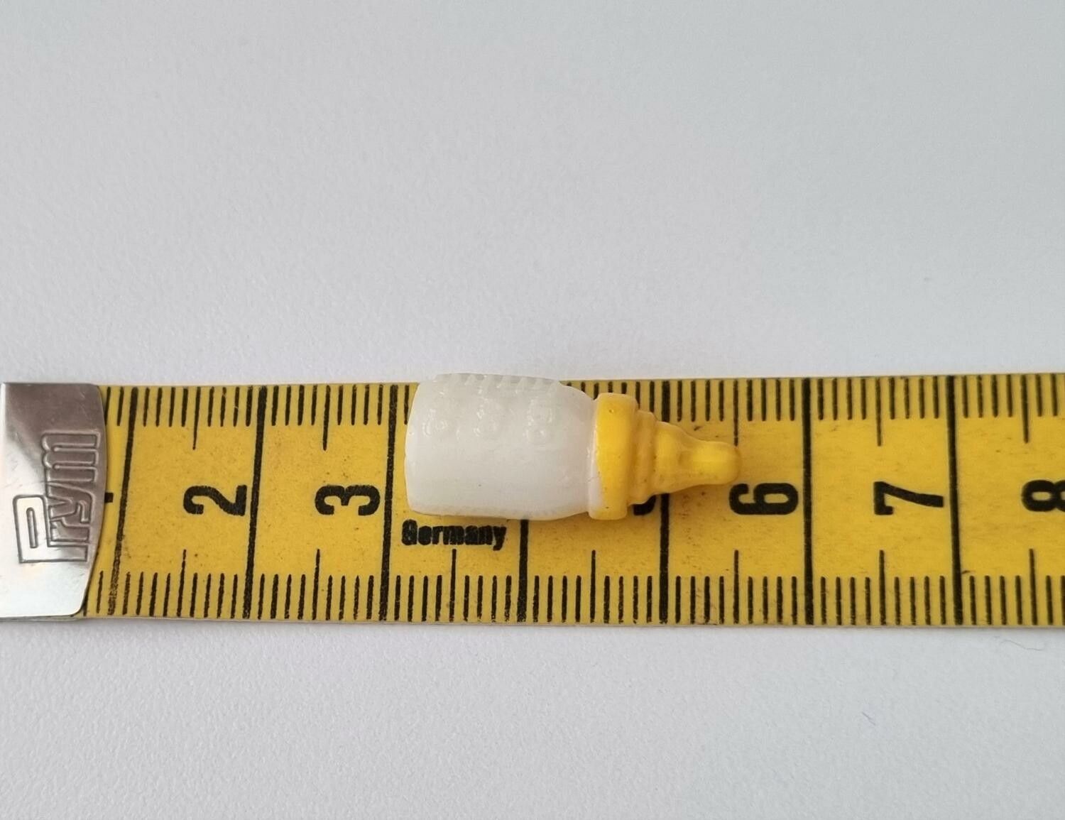 1 st gul liten nappflaska. Miniatyr till dockskåp, tittskåp