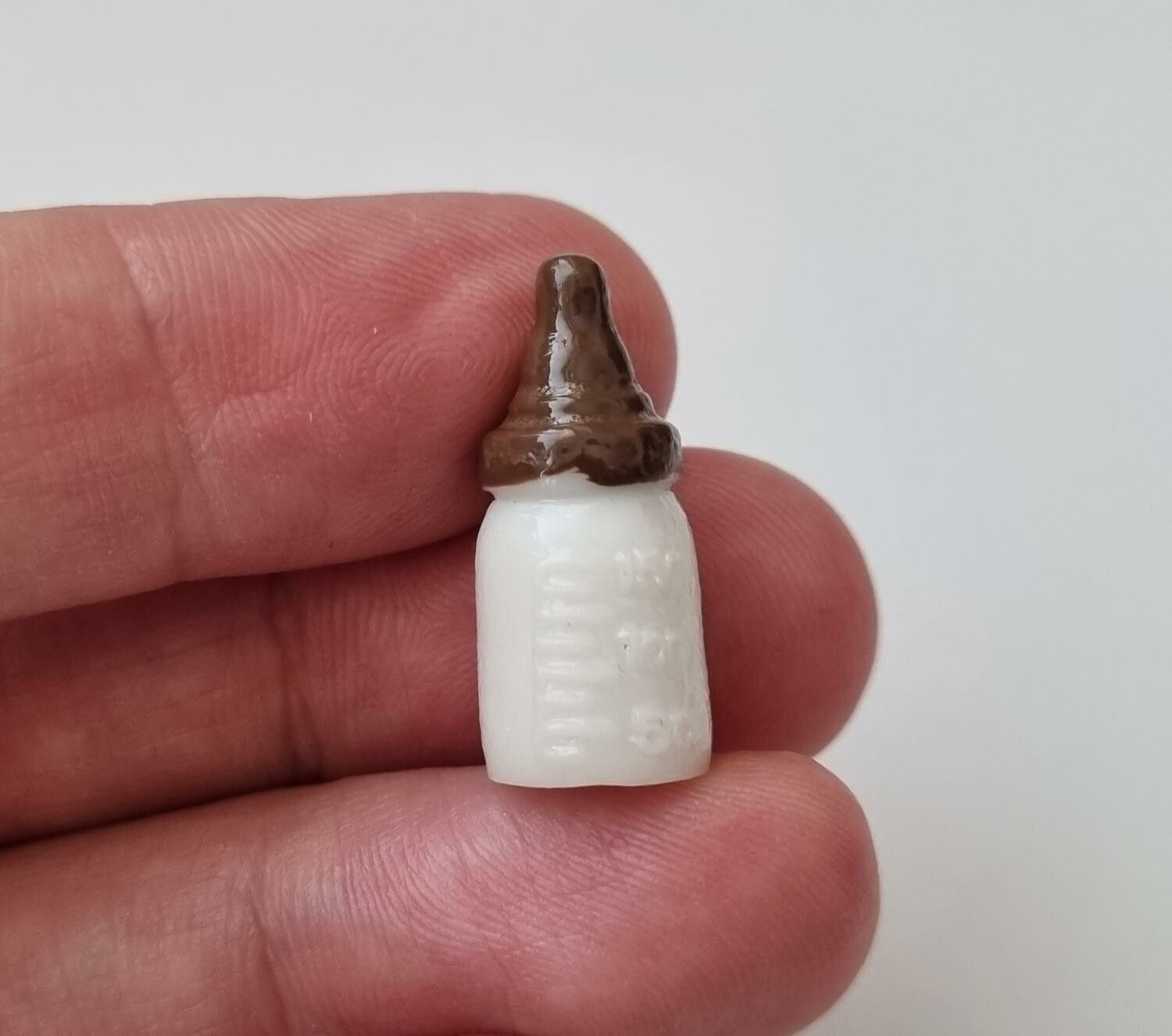 1 st brun liten nappflaska. Miniatyr till dockskåp, tittskåp