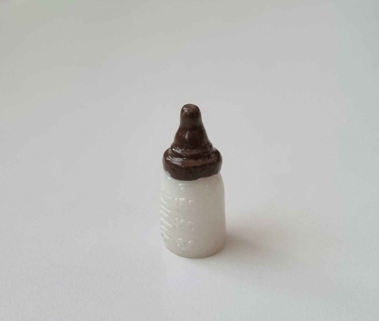 1 st brun liten nappflaska. Miniatyr till dockskåp, tittskåp