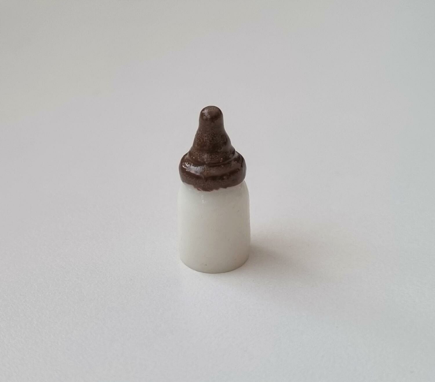 1 st brun liten nappflaska. Miniatyr till dockskåp, tittskåp