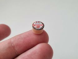 1 st ost / miniatyrost. Miniatyr till dockskåp, tittskåp (variant 2)