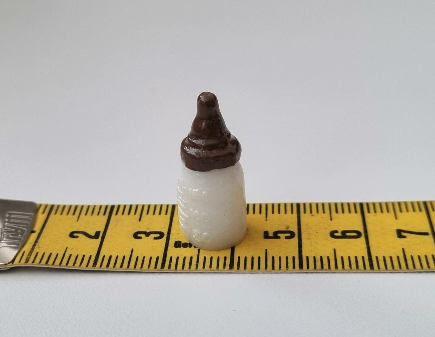 1 st brun liten nappflaska. Miniatyr till dockskåp, tittskåp