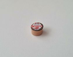 1 st ost / miniatyrost. Miniatyr till dockskåp, tittskåp (variant 2)