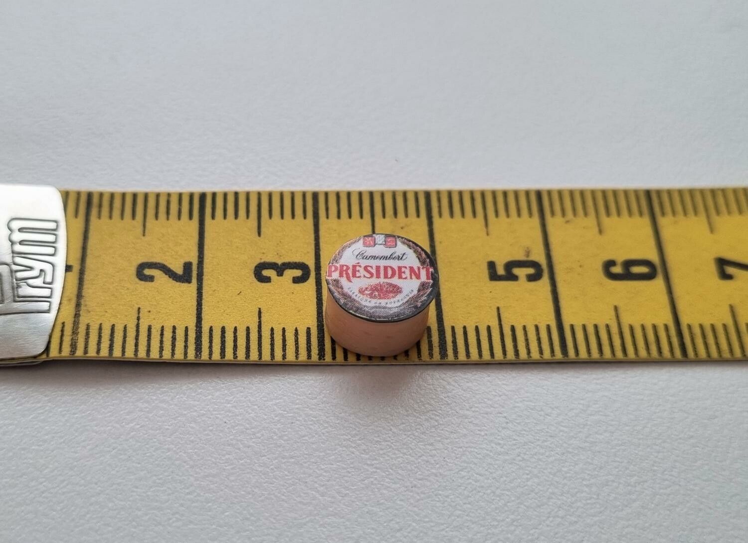 1 st ost / miniatyrost. Miniatyr till dockskåp, tittskåp (variant 2)