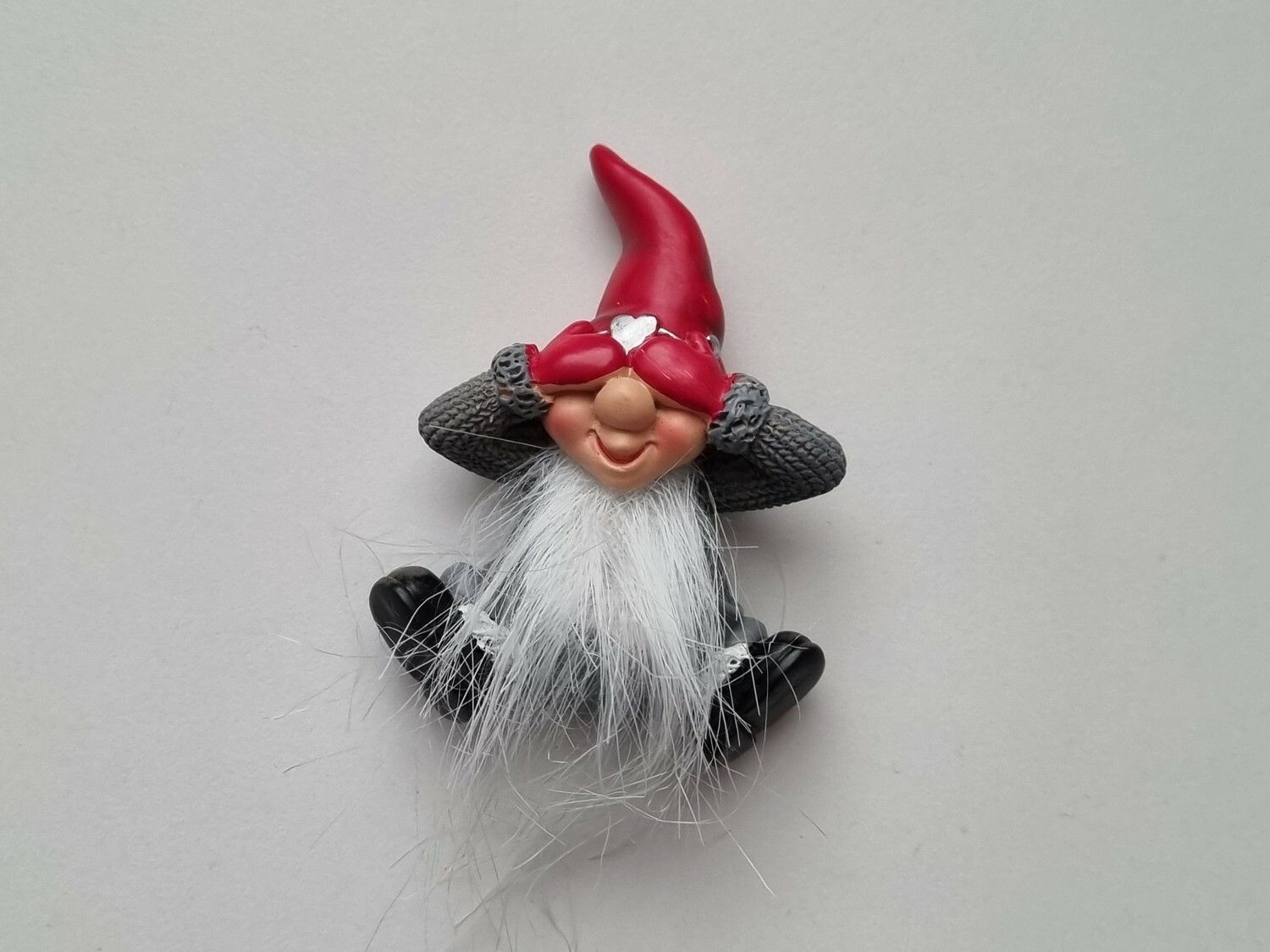 Kylskåpsmagnet Tomte som håller för ögonen