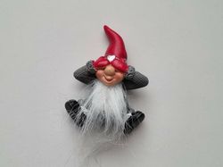 Kylskåpsmagnet Tomte som håller för ögonen