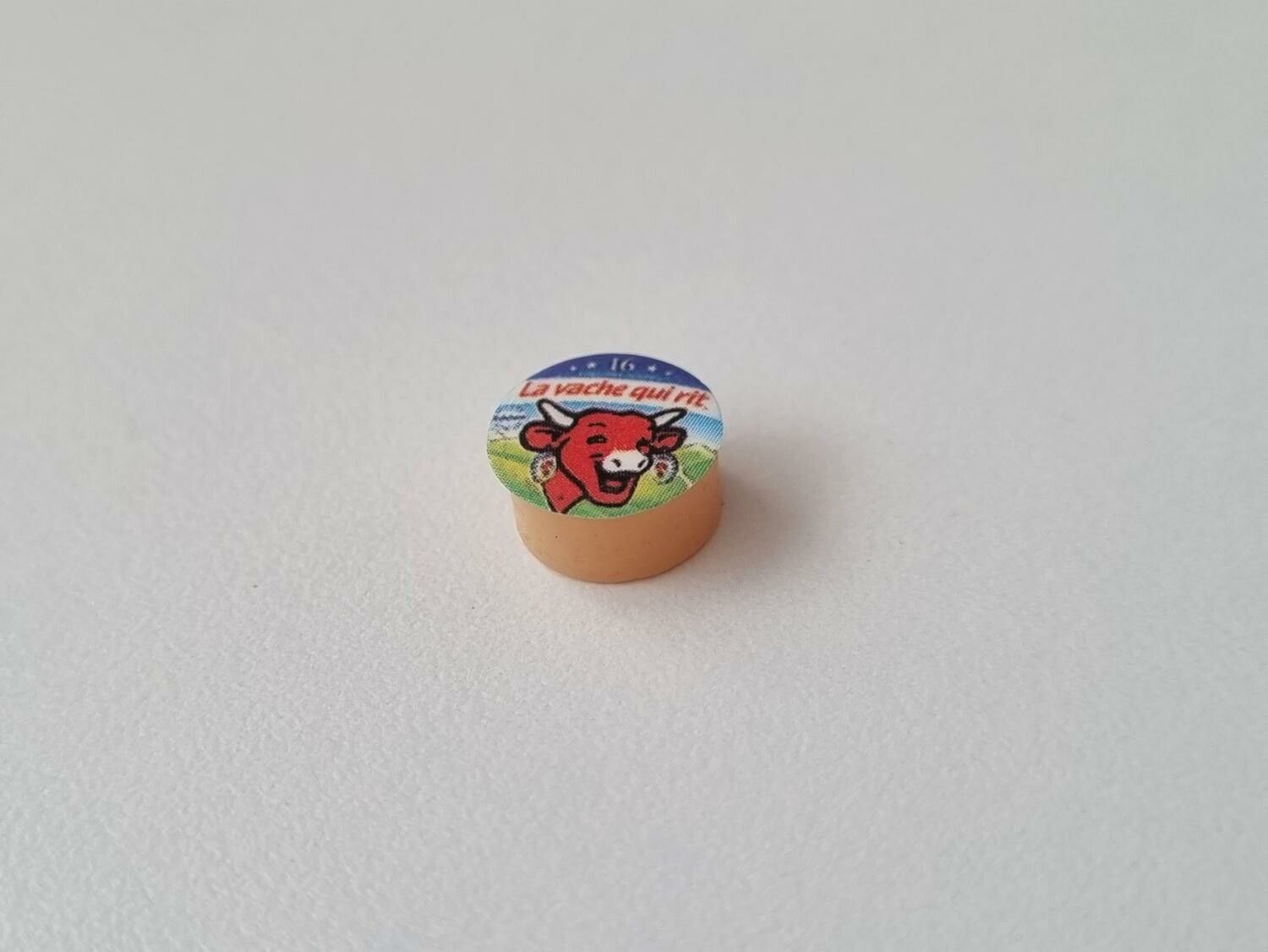 1 st ost / miniatyrost. Miniatyr till dockskåp, tittskåp (variant 1)