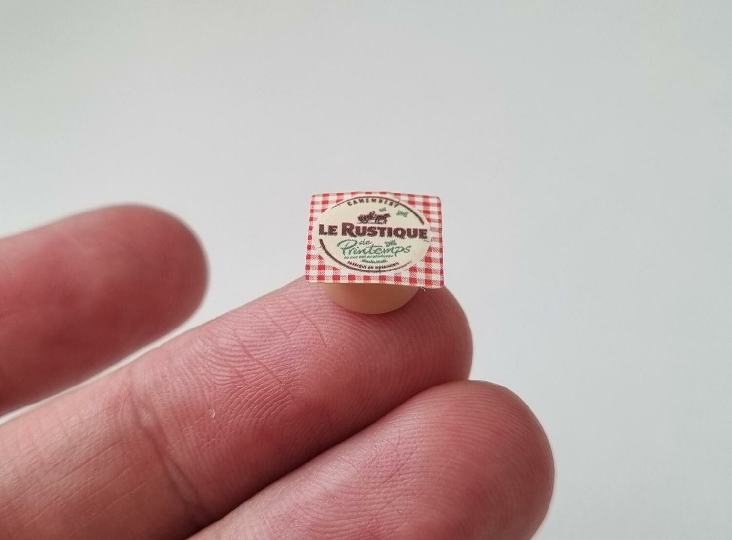 1 st ost / miniatyrost. Miniatyr till dockskåp, tittskåp (variant 3)