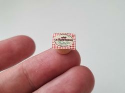 1 st ost / miniatyrost. Miniatyr till dockskåp, tittskåp (variant 3)