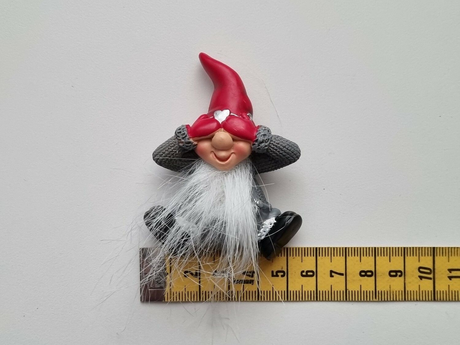 Kylskåpsmagnet Tomte som håller för ögonen