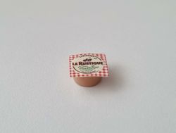 1 st ost / miniatyrost. Miniatyr till dockskåp, tittskåp (variant 3)