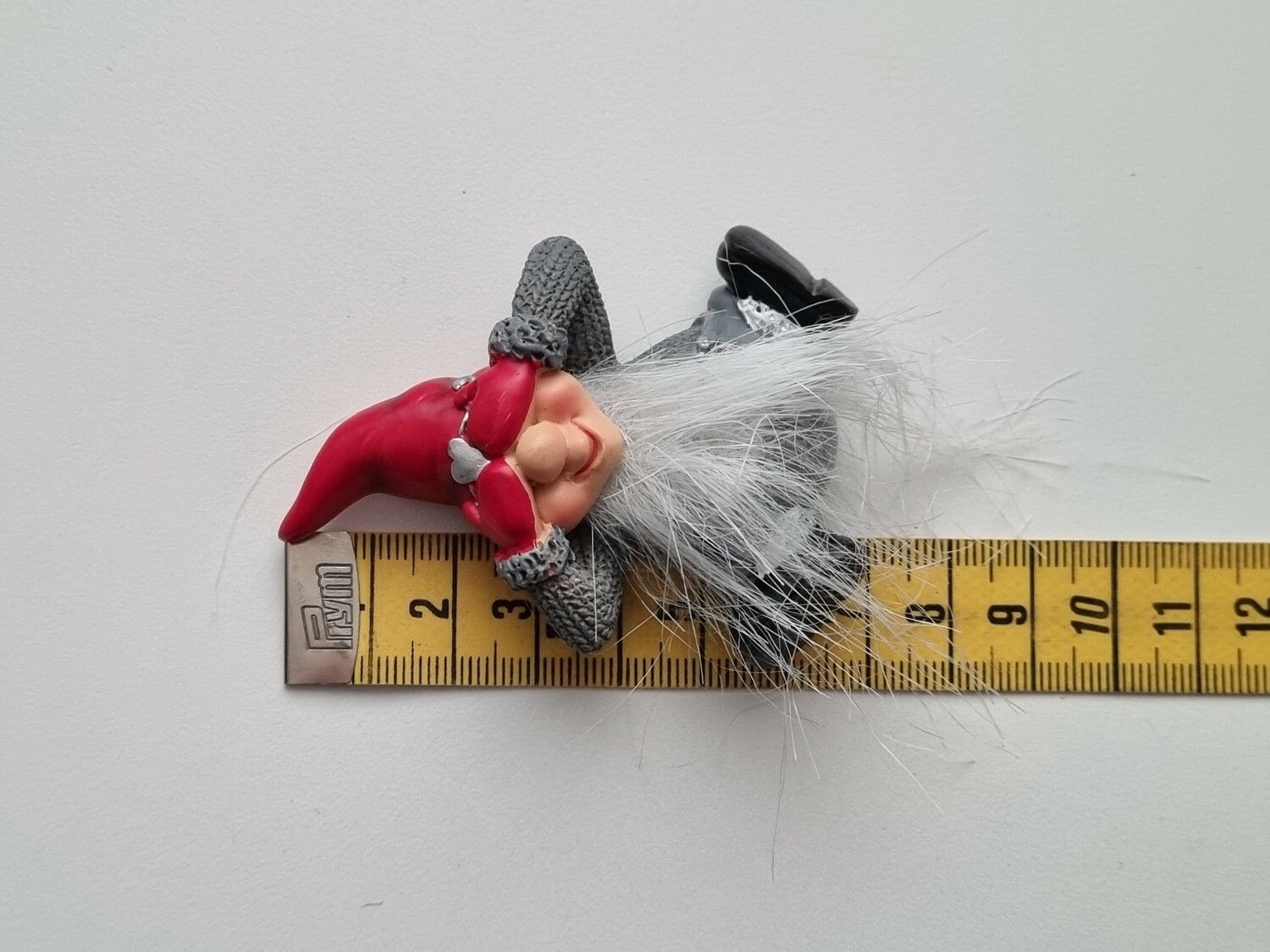 Kylskåpsmagnet Tomte som håller för ögonen