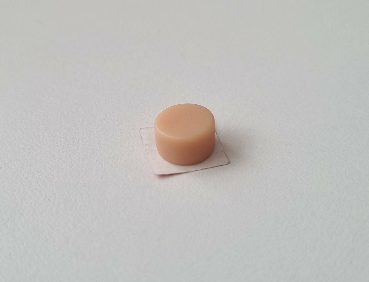 1 st ost / miniatyrost. Miniatyr till dockskåp, tittskåp (variant 3)