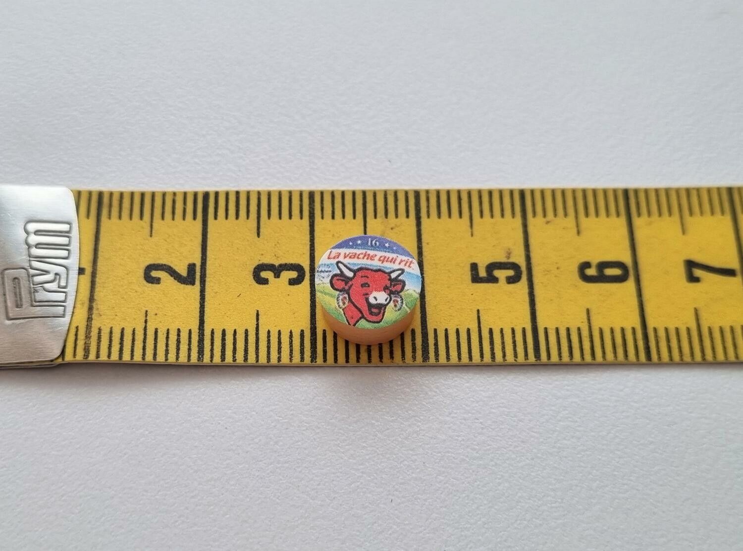 1 st ost / miniatyrost. Miniatyr till dockskåp, tittskåp (variant 1)