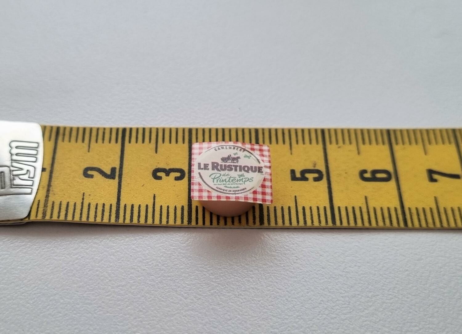 1 st ost / miniatyrost. Miniatyr till dockskåp, tittskåp (variant 3)