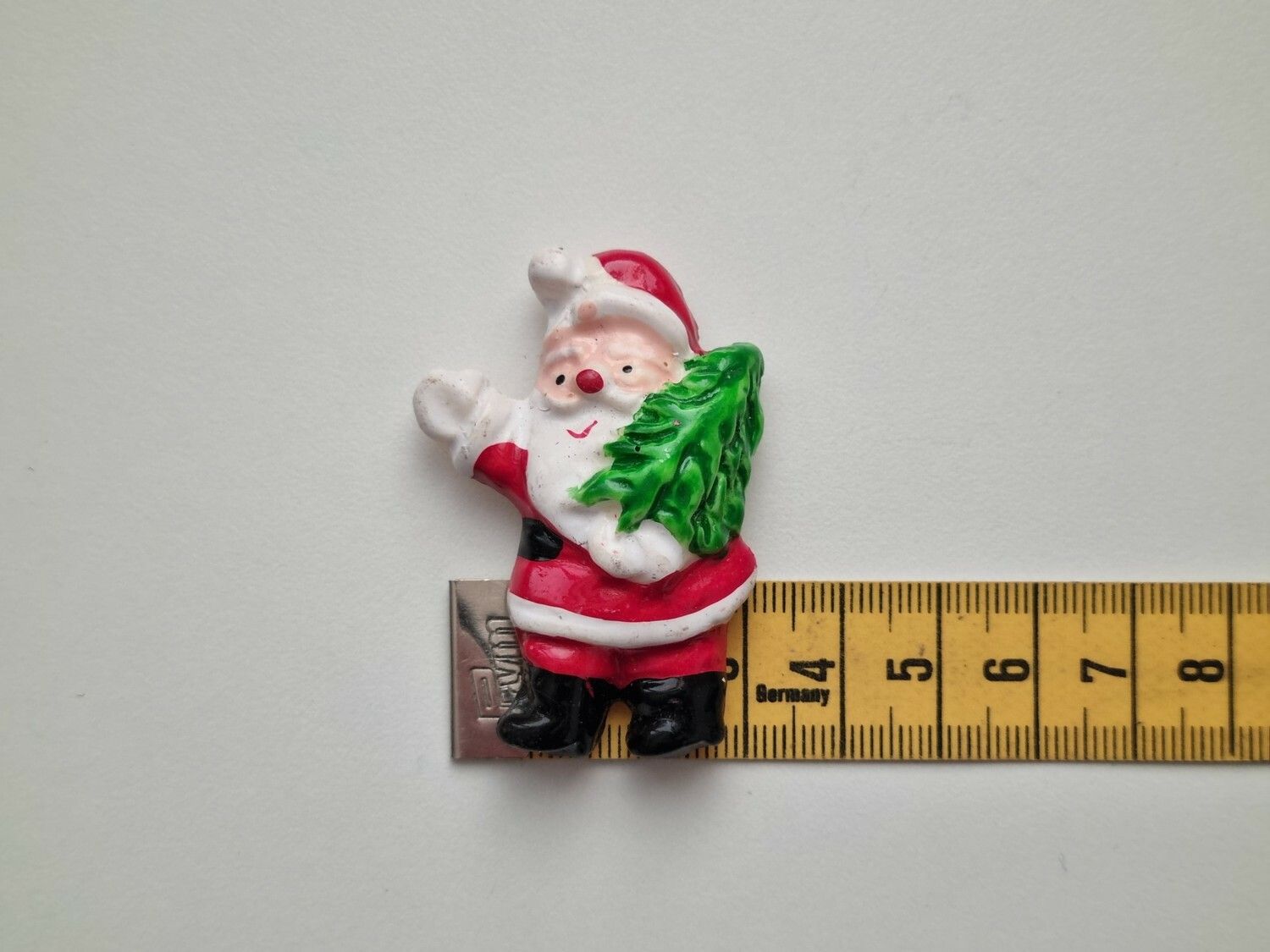 Kylskåpsmagnet Tomte med gran