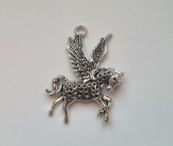 1 st detaljerad enhörning. Berlocker / hänge / charm (silverfärgad)
