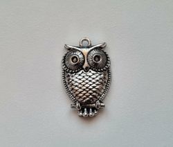 1 st Uggla. Berlocker / hänge / charm (silverfärgad)