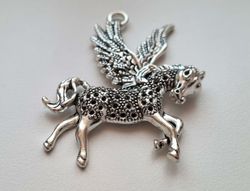 1 st detaljerad enhörning. Berlocker / hänge / charm (silverfärgad)