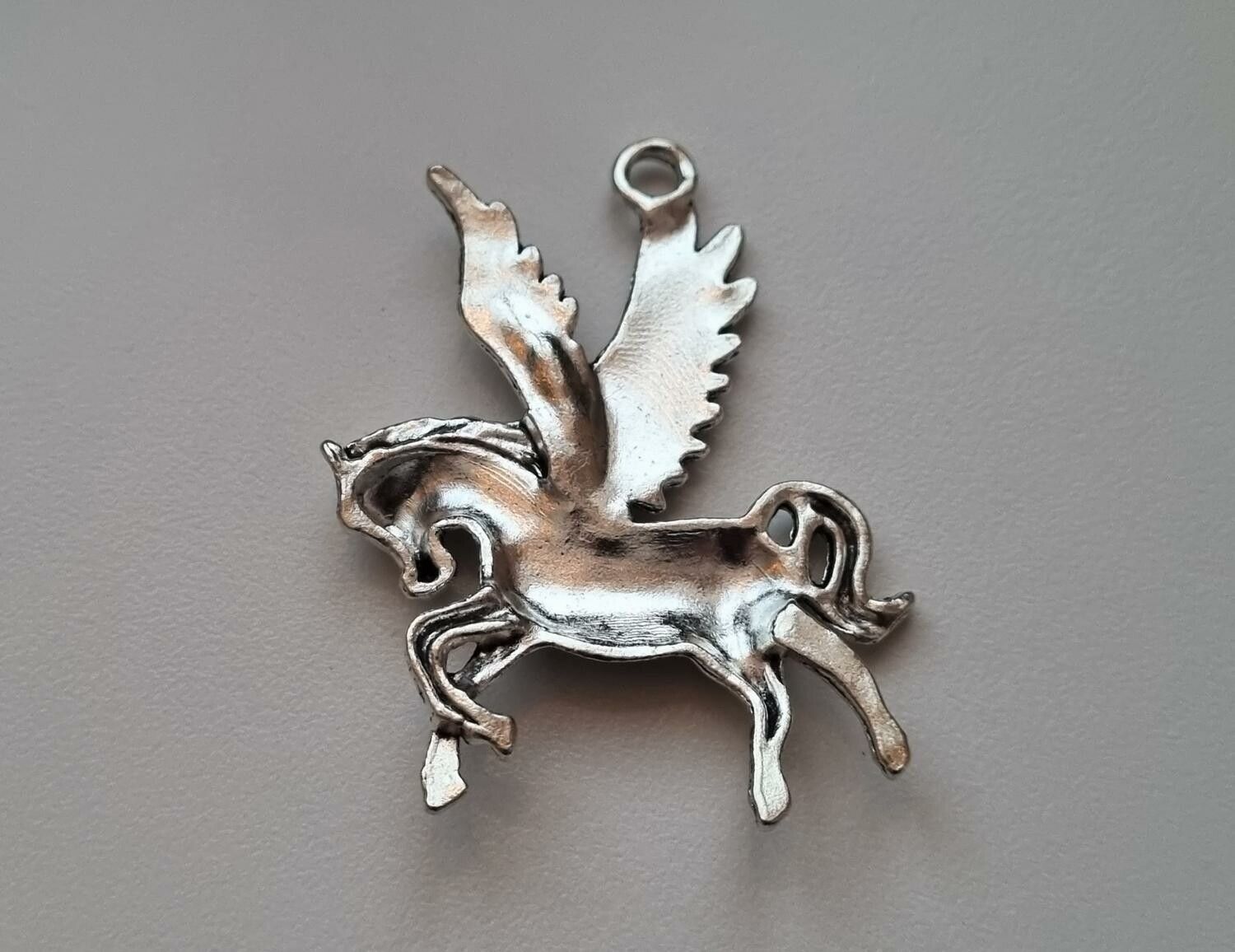 1 st detaljerad enhörning. Berlocker / hänge / charm (silverfärgad)
