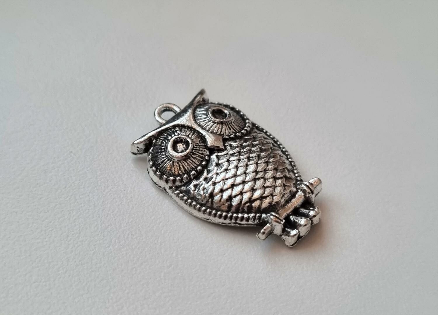 1 st Uggla. Berlocker / hänge / charm (silverfärgad)