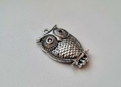 1 st Uggla. Berlocker / hänge / charm (silverfärgad)
