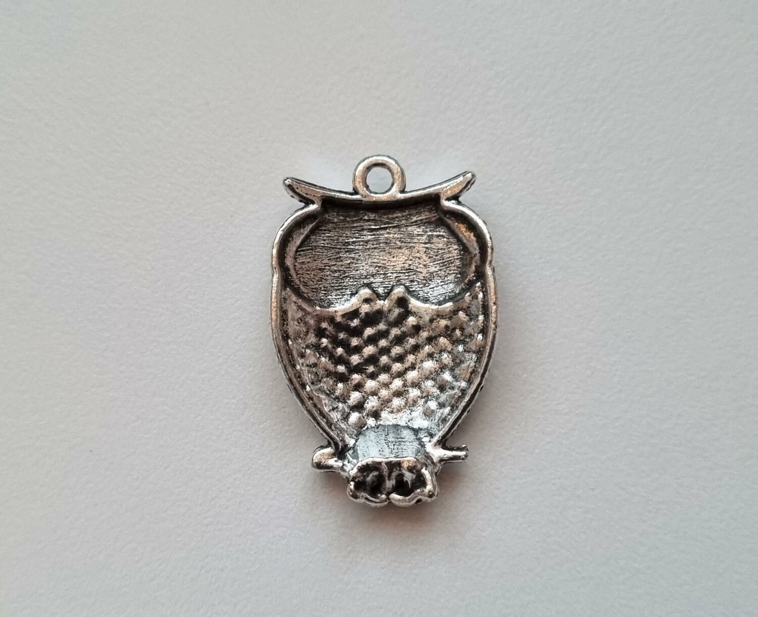 1 st Uggla. Berlocker / hänge / charm (silverfärgad)