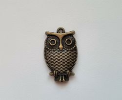 1 st Uggla. Berlocker / hänge / charm (bronsfärgad)