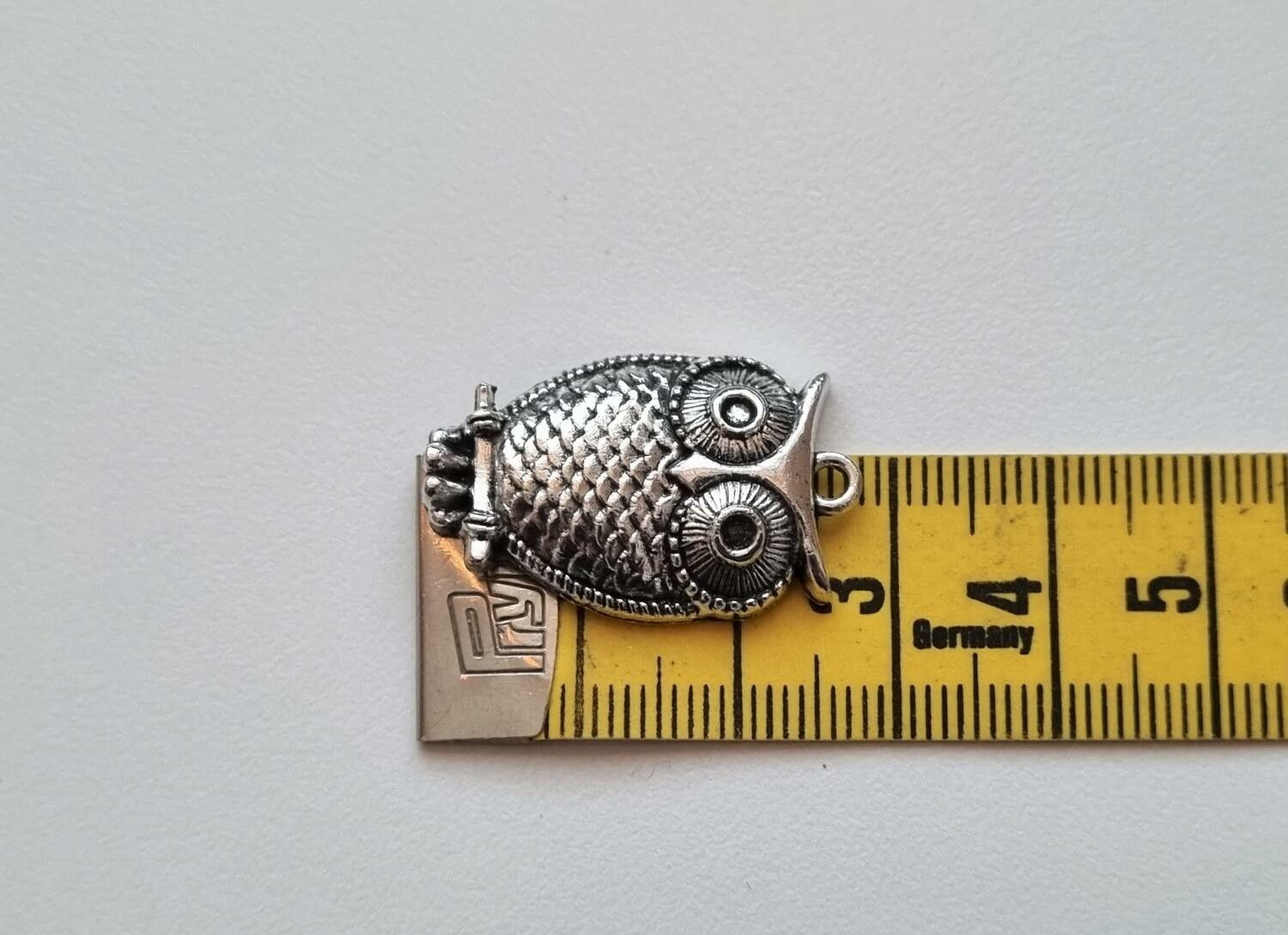1 st Uggla. Berlocker / hänge / charm (silverfärgad)