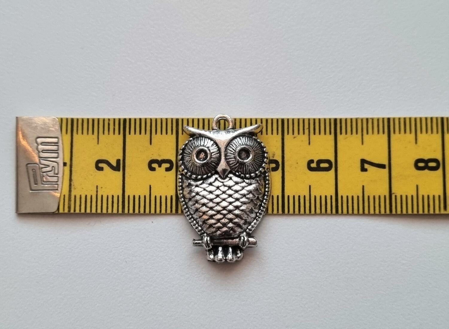 1 st Uggla. Berlocker / hänge / charm (silverfärgad)