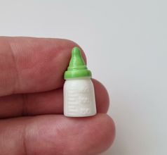 1 st grön liten nappflaska. Miniatyr till dockskåp, tittskåp