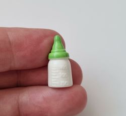 1 st grön liten nappflaska. Miniatyr till dockskåp, tittskåp