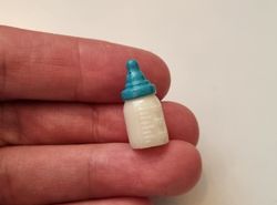 1 st blå liten nappflaska. Miniatyr till dockskåp, tittskåp