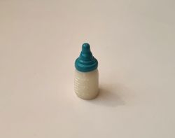1 st blå liten nappflaska. Miniatyr till dockskåp, tittskåp